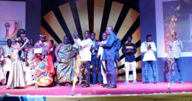 Yaw Arnol receiving his prize